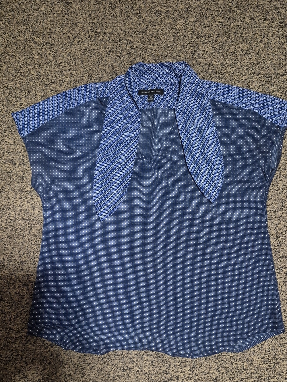Banana Republic Blue Patterned Short-Sleeve Blouse with Tie Collar